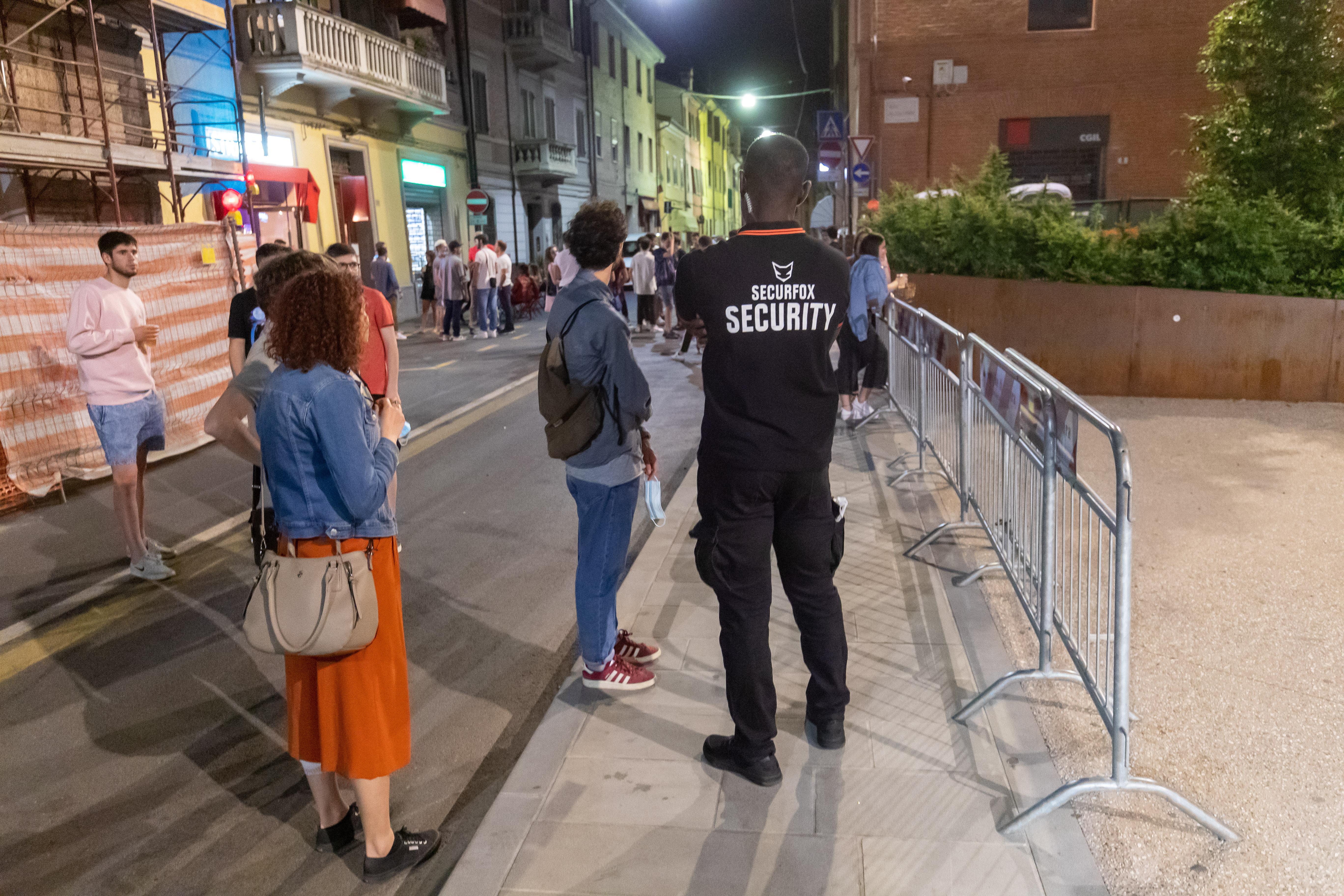 Ferrara, liti e botte alla movida: la polizia interviene per calmare gli animi 