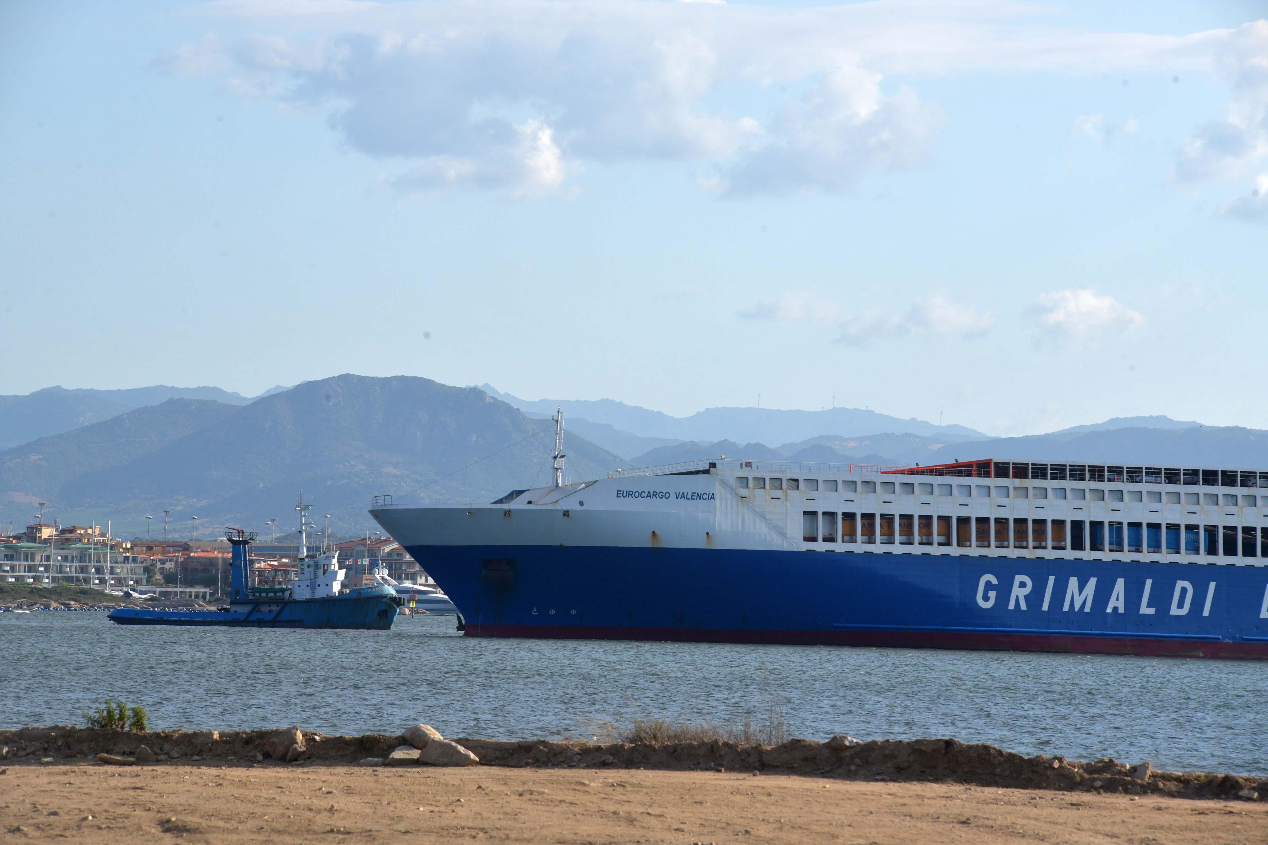 Olbia, due rimorchiatori per liberare il cargo Grimaldi ma scatta la protesta dei mitilicoltori 