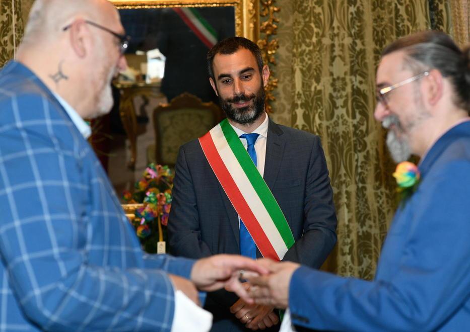 Il momento dello scambio degli anelli davanti all'assessore Francesco Raspini