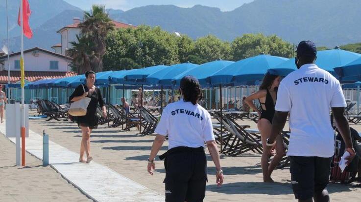 Arrivati dall’Africa sui barconi, ora vigilano sulla spiaggia del Forte