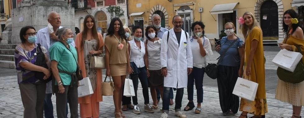 Camici e grembiuli sfilano insieme