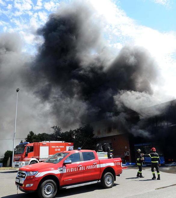 I vigili del fuoco intervengono con nove mezzi 