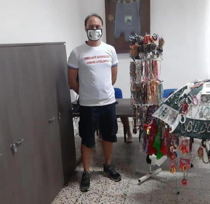 Si vende in spiaggia con la t-shirt speciale 