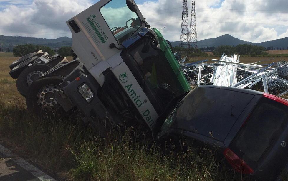 Schianto frontale tra camion e auto sulla via Emilia Grave una 41enne 