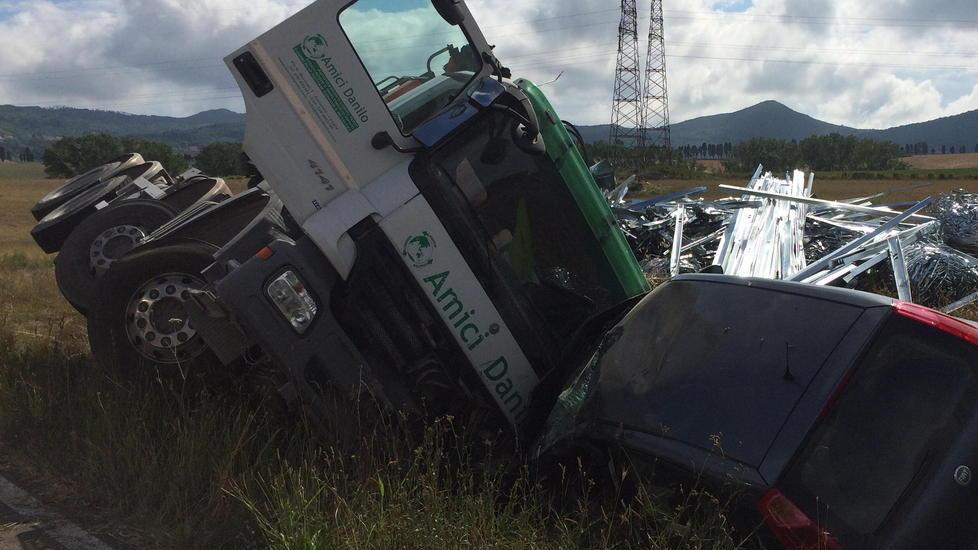 Schianto frontale tra camion e auto sulla via Emilia Grave una 41enne