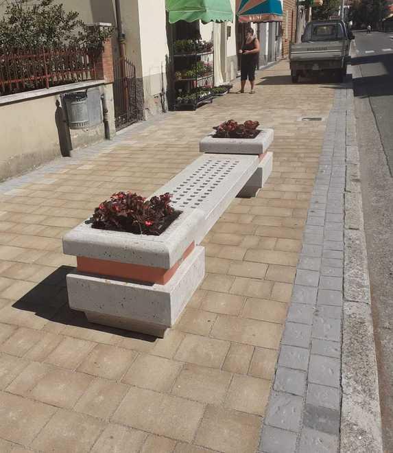 Altair dona tre panchine: saranno curate dai negozianti
