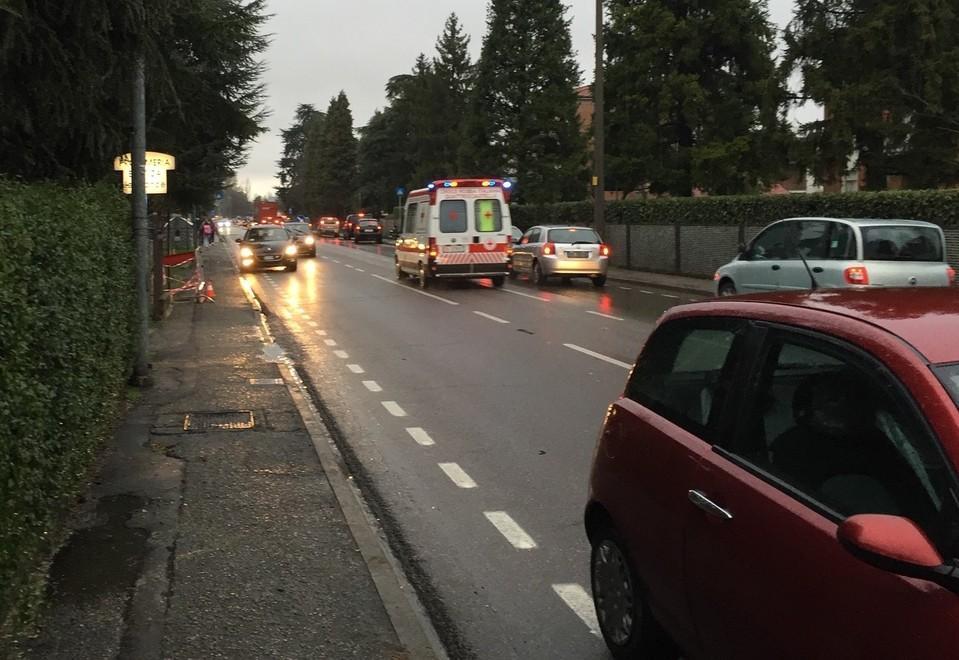 «Cordoli grigi e non segnalati Strisce sparite, è pericoloso»