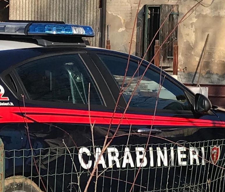 Getta la moglie lungo le scale, denunciato 