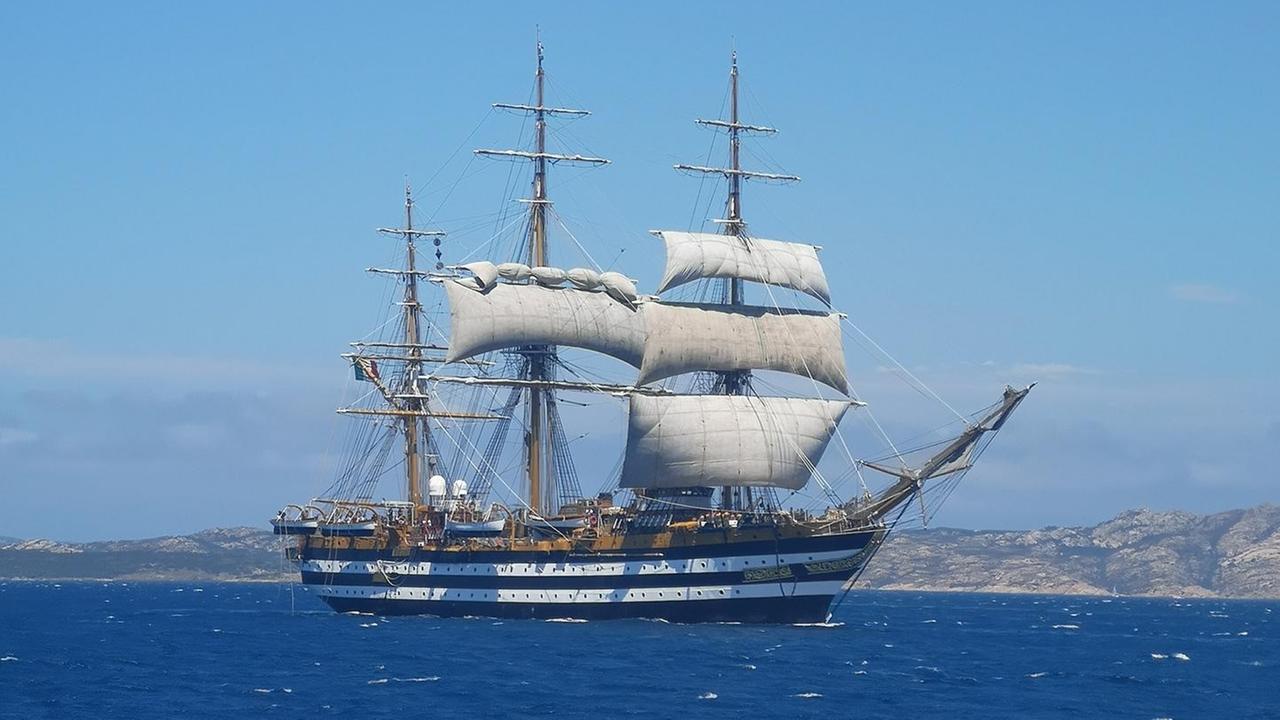 Lo spettacolo del Vespucci tra Caprera e Porto Cervo