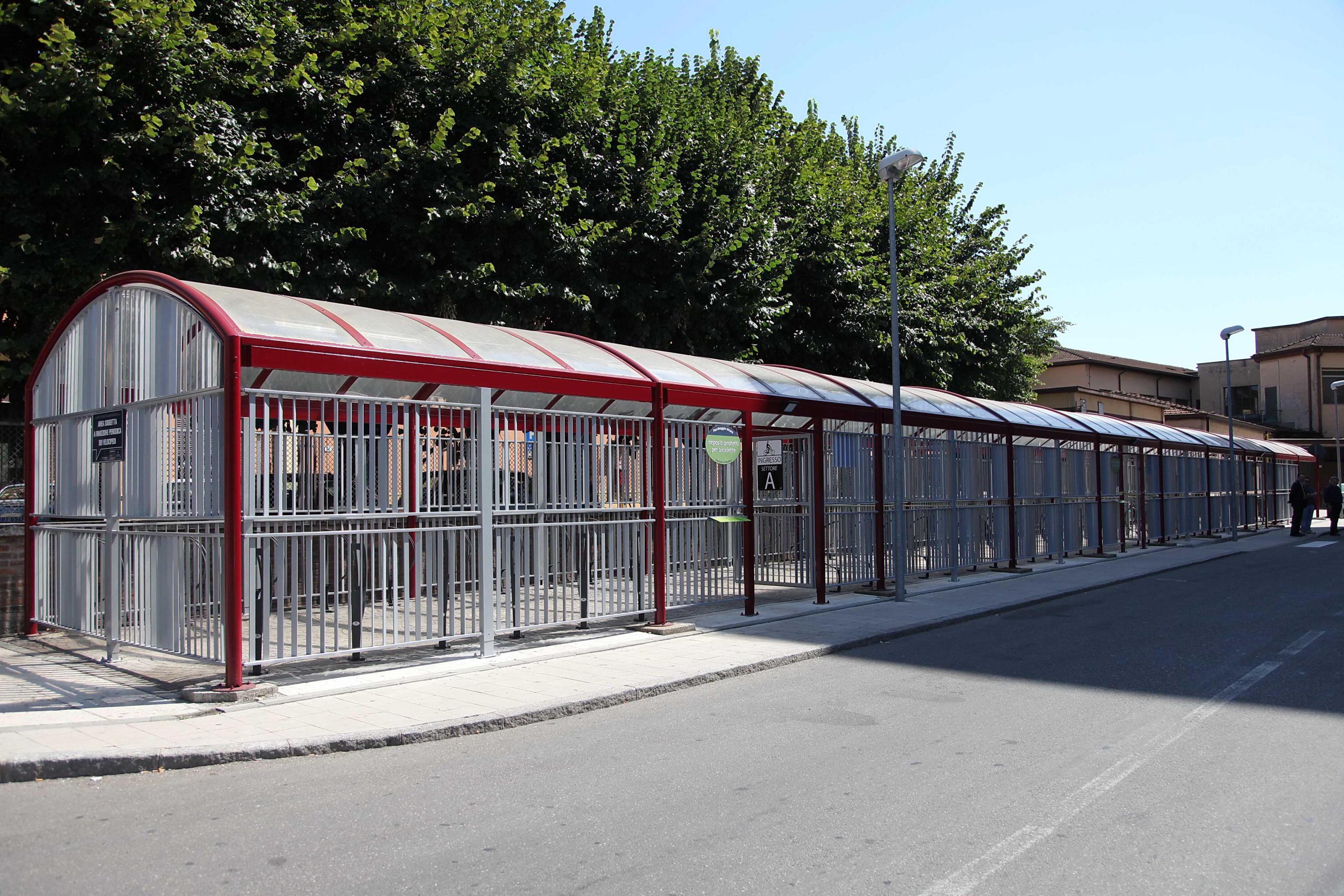 Bici, nuovi depositi protetti davanti alle due stazioni Saranno pronti entro l’estate