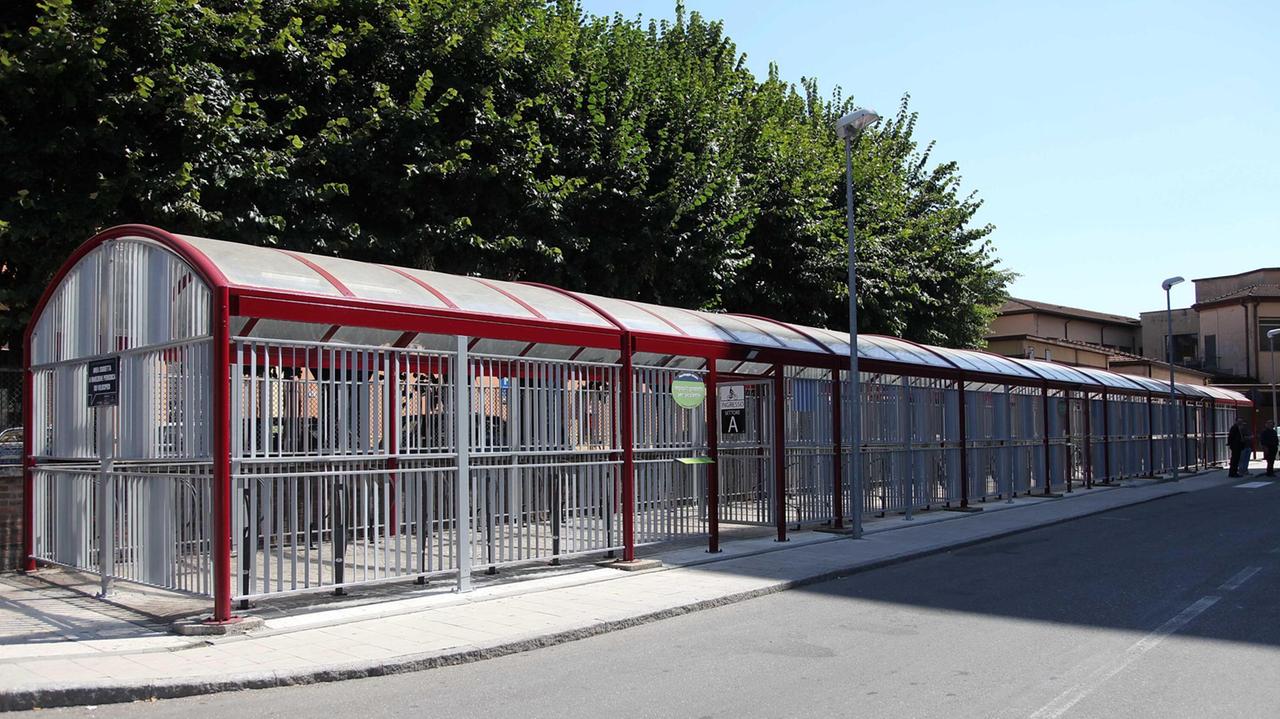 Bici, nuovi depositi protetti davanti alle due stazioni Saranno pronti entro l’estate