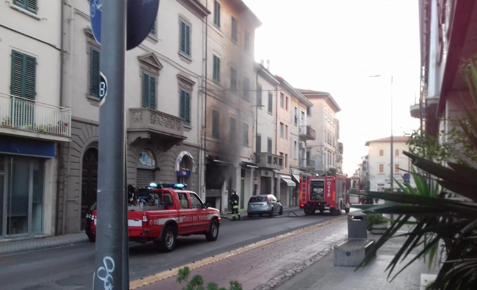 L'intervento dei vigili del fuoco al negozio Mazzei di Pontedera