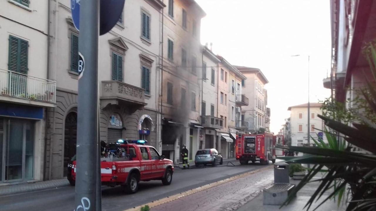 L'intervento dei vigili del fuoco al negozio Mazzei di Pontedera