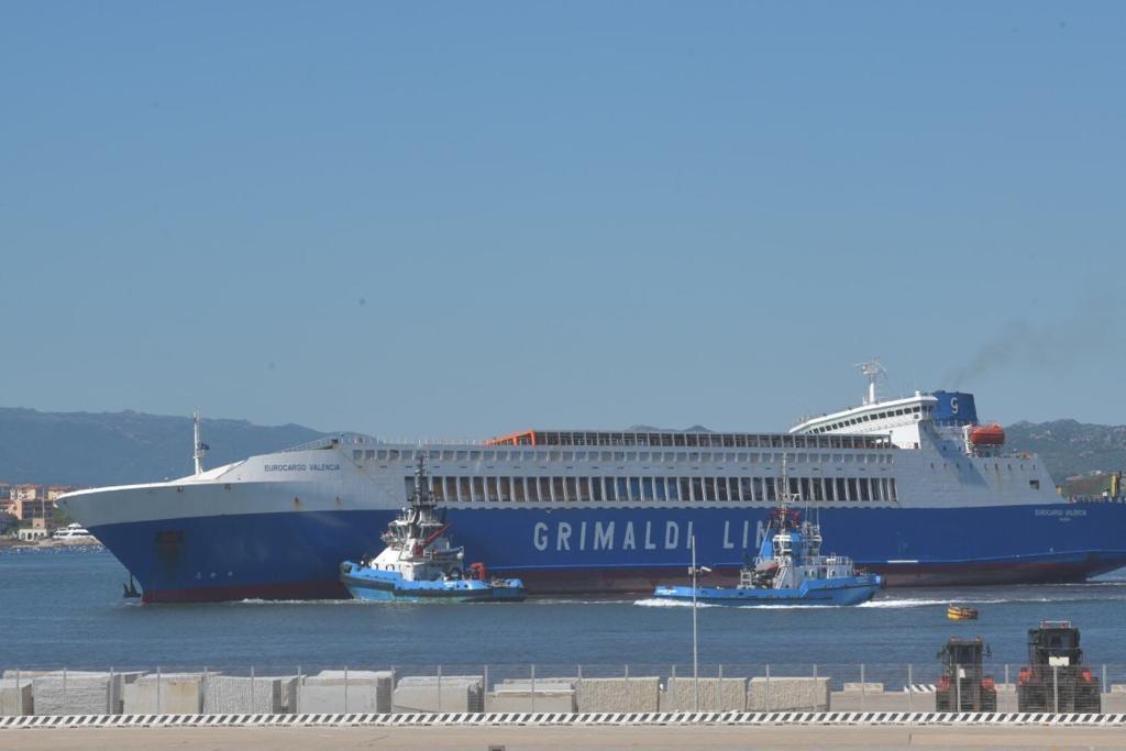 Disincagliato il  cargo Valencia della Grimaldi (foto Vanna Sanna)