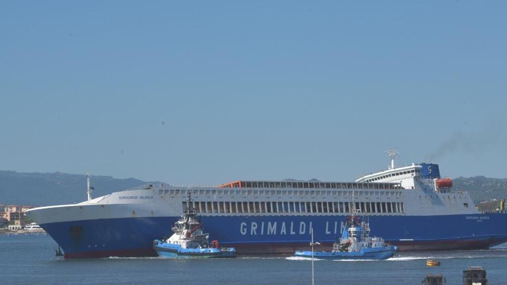 Disincagliato il  cargo Valencia della Grimaldi (foto Vanna Sanna)