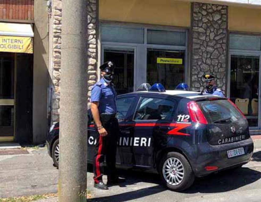 Caschi in testa, pistola in mano: rapina choc all’ufficio postale 