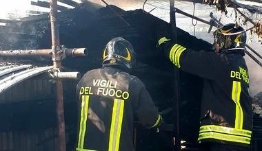 Bruciano alcune baracche, paura per una bombola