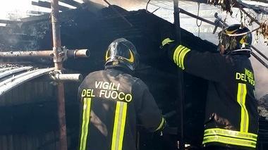 Bruciano alcune baracche, paura per una bombola