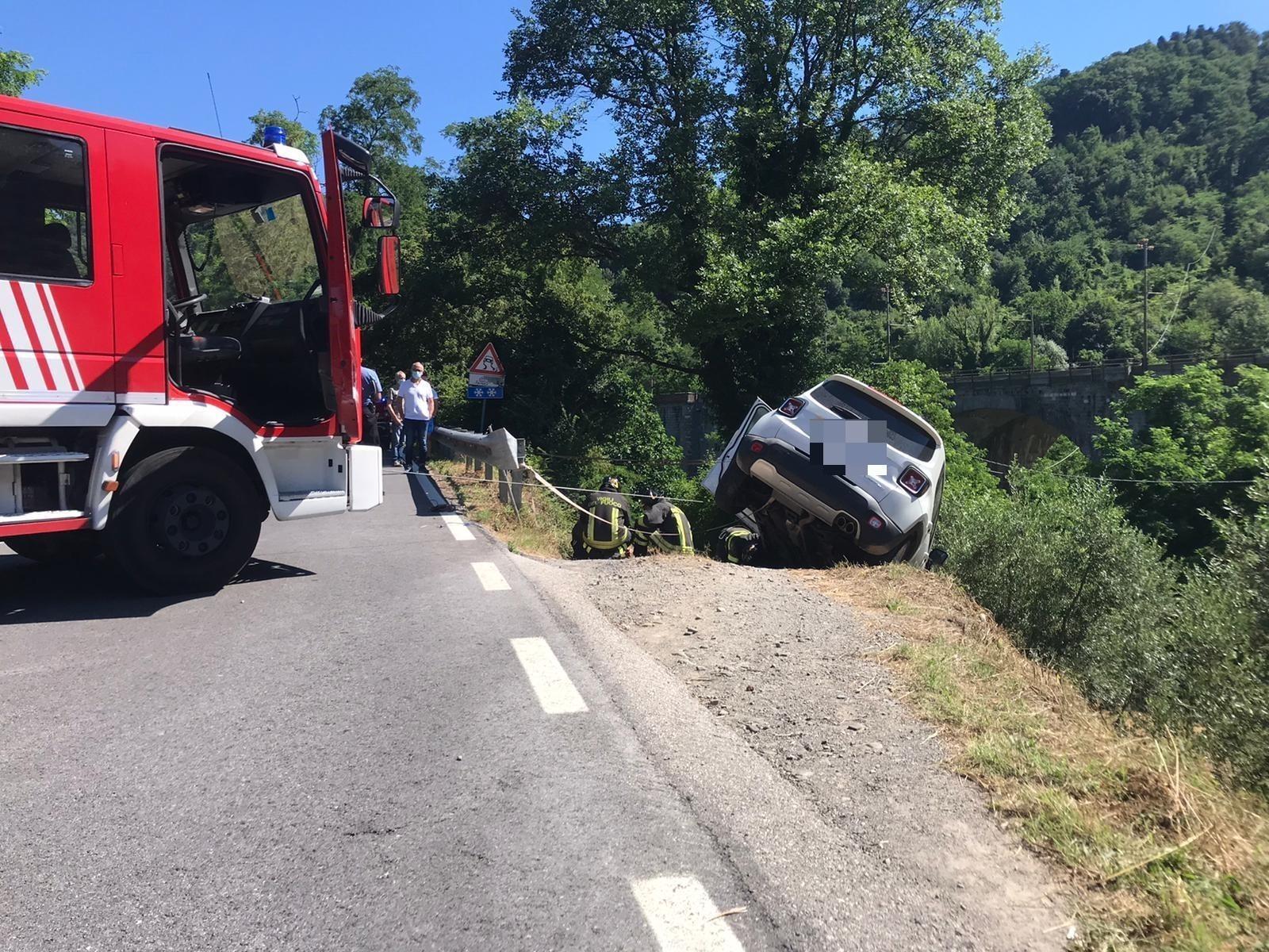 Auto rimane in bilico tra la strada e il dirupo, spavento per due persone 