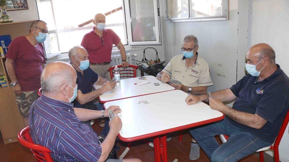 Ferrara, si torna a giocare in bar e circoli: «Quanto ci mancavano le carte»