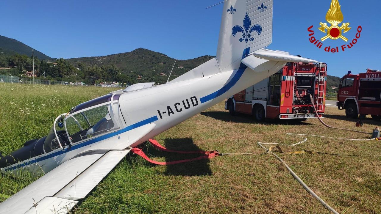 Elba, aereo a due posti sbaglia l'atterraggio e finisce in un fossato: un turista in ospedale - Video