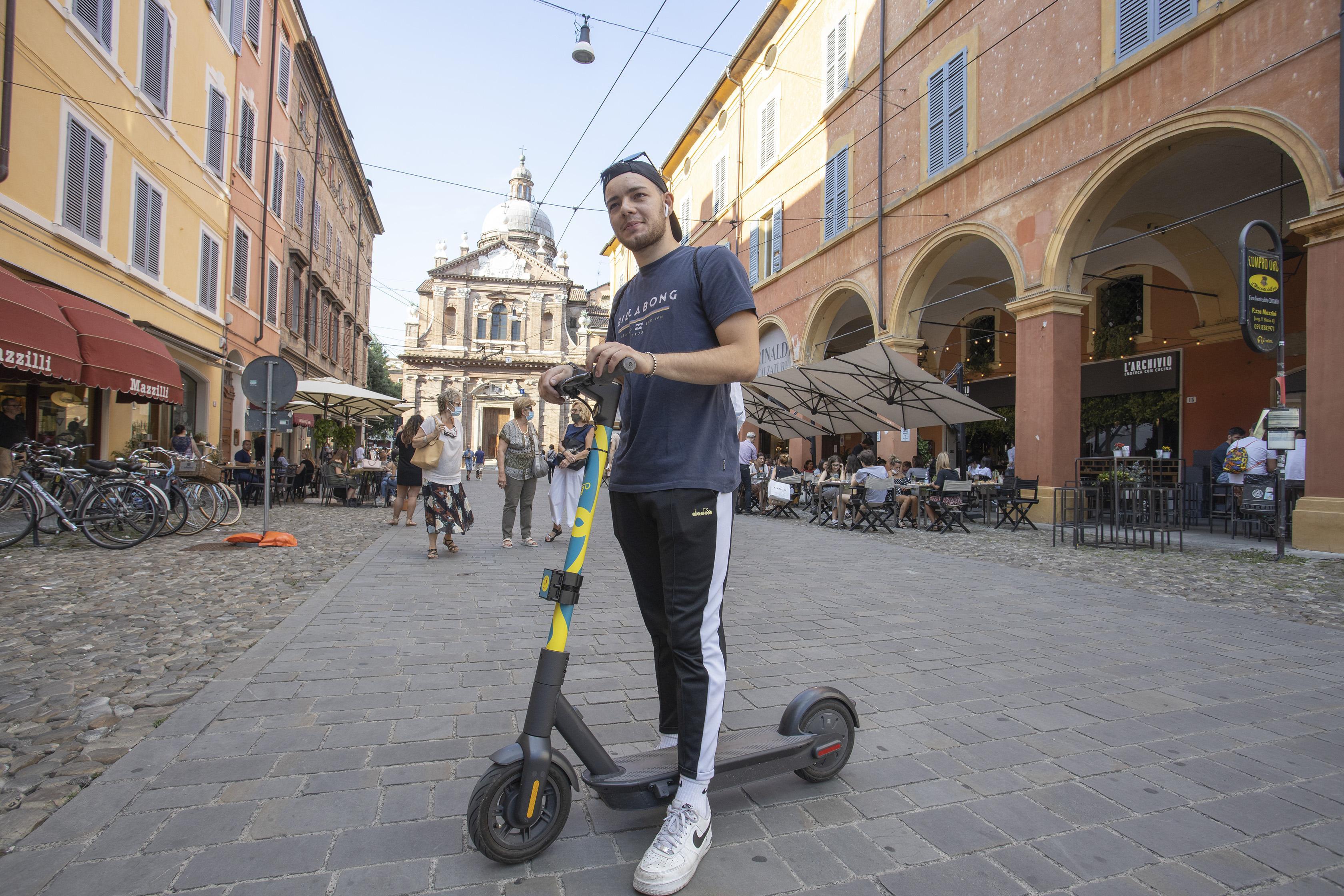 Velocità e norme da rispettare: anche a Modena i monopattini finiscono nel mirino