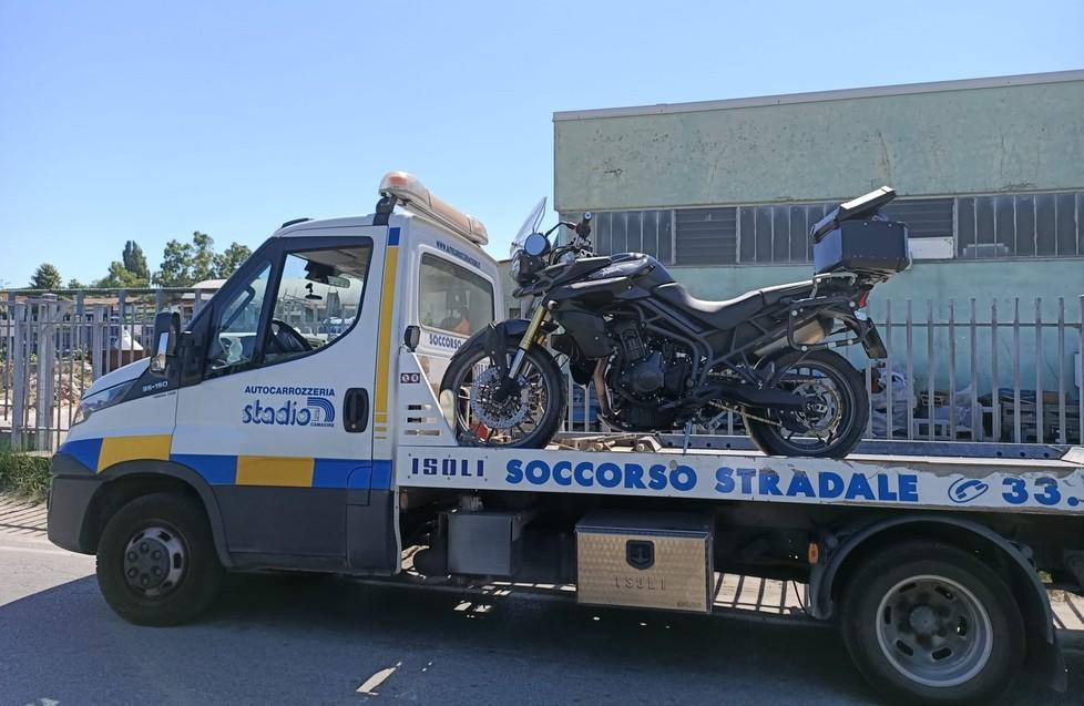Scontro tra un’auto e una motocicletta grave il centauro
