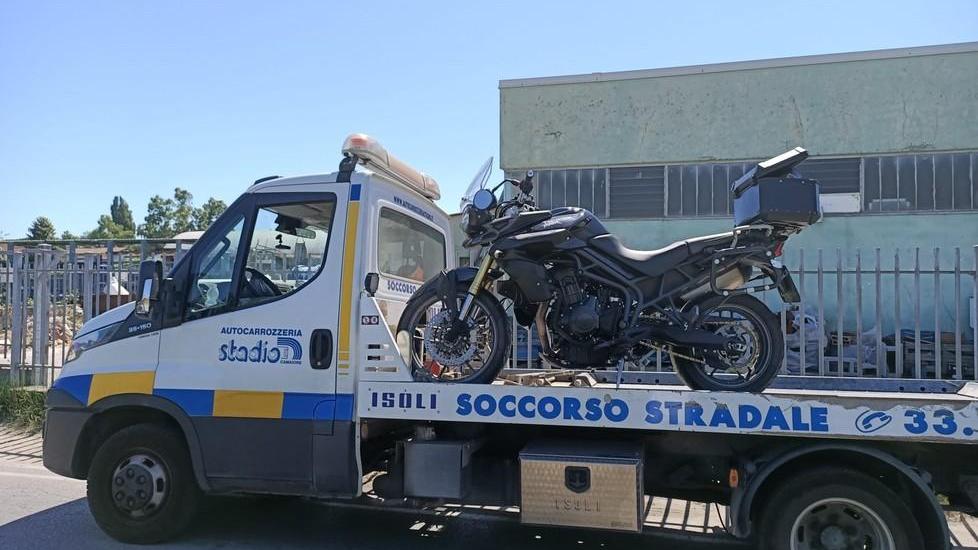 Scontro tra un’auto e una motocicletta grave il centauro