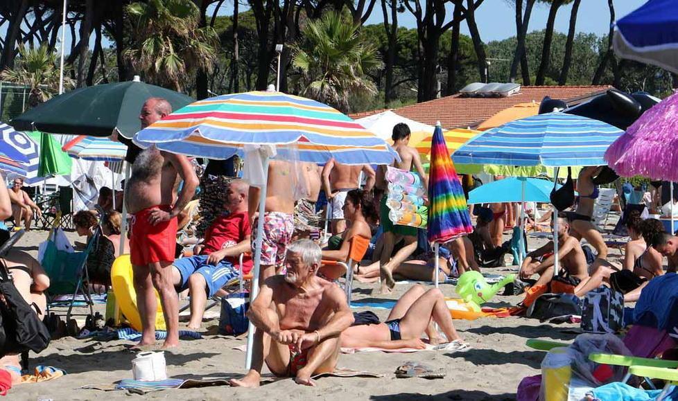 Assembramenti e pochissime mascherine, nelle spiagge libere non ci sono regole 