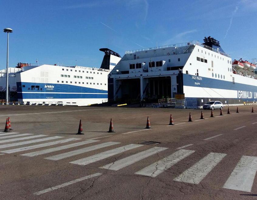 Il cargo della Grimaldi si incaglia in porto, lo "aiutano" i rimorchiatori di Onorato nonostante la rivalità  