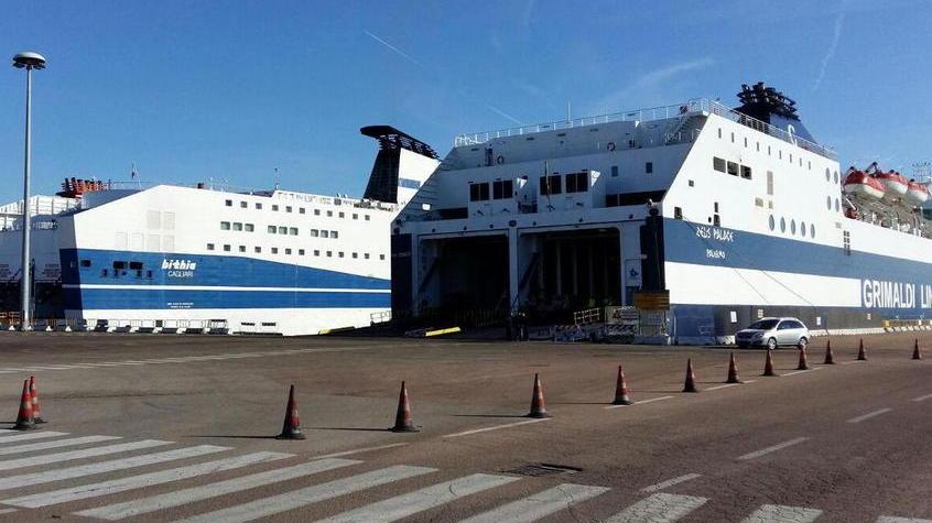 Il cargo della Grimaldi si incaglia in porto, lo "aiutano" i rimorchiatori di Onorato nonostante la rivalità