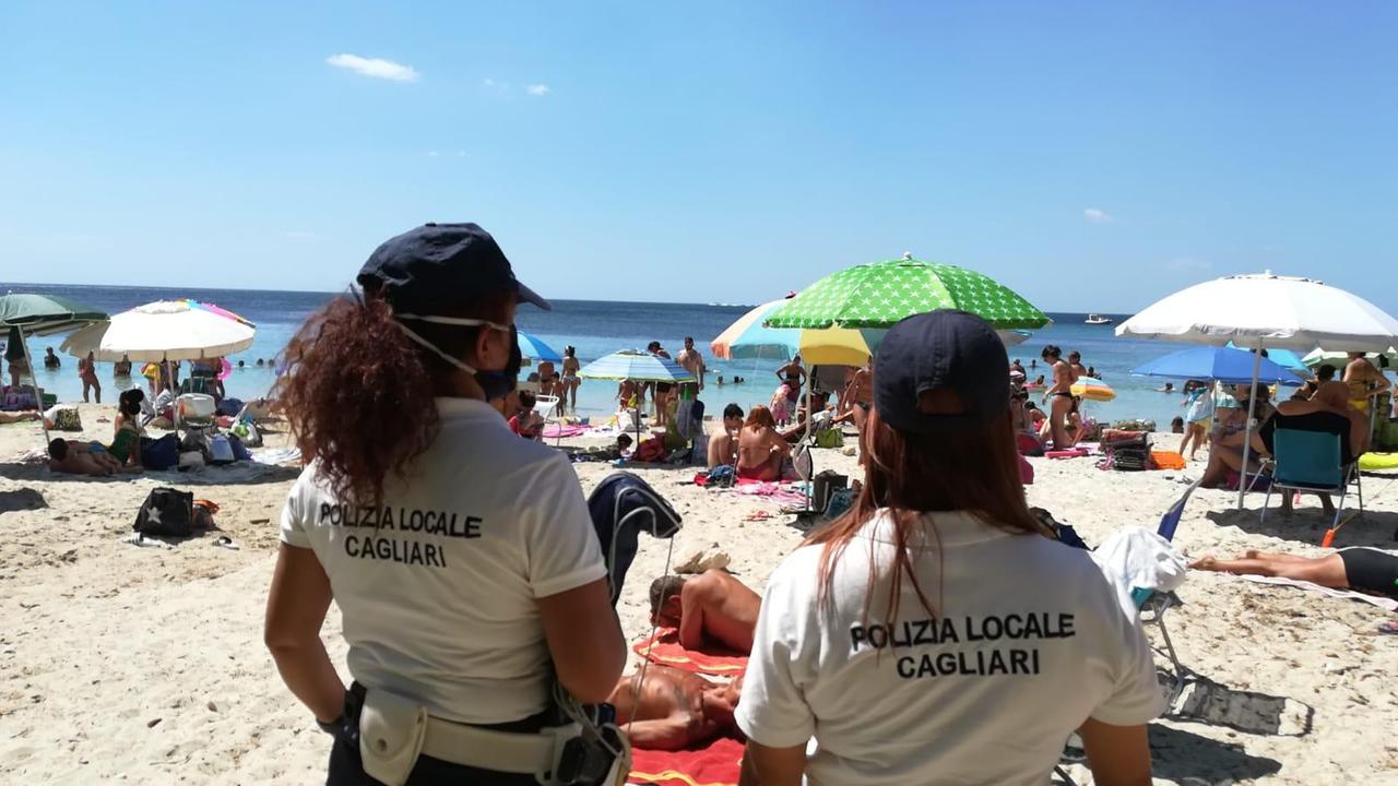 Controlli della polizia locale nelle spiagge (foto Mario Rosas)