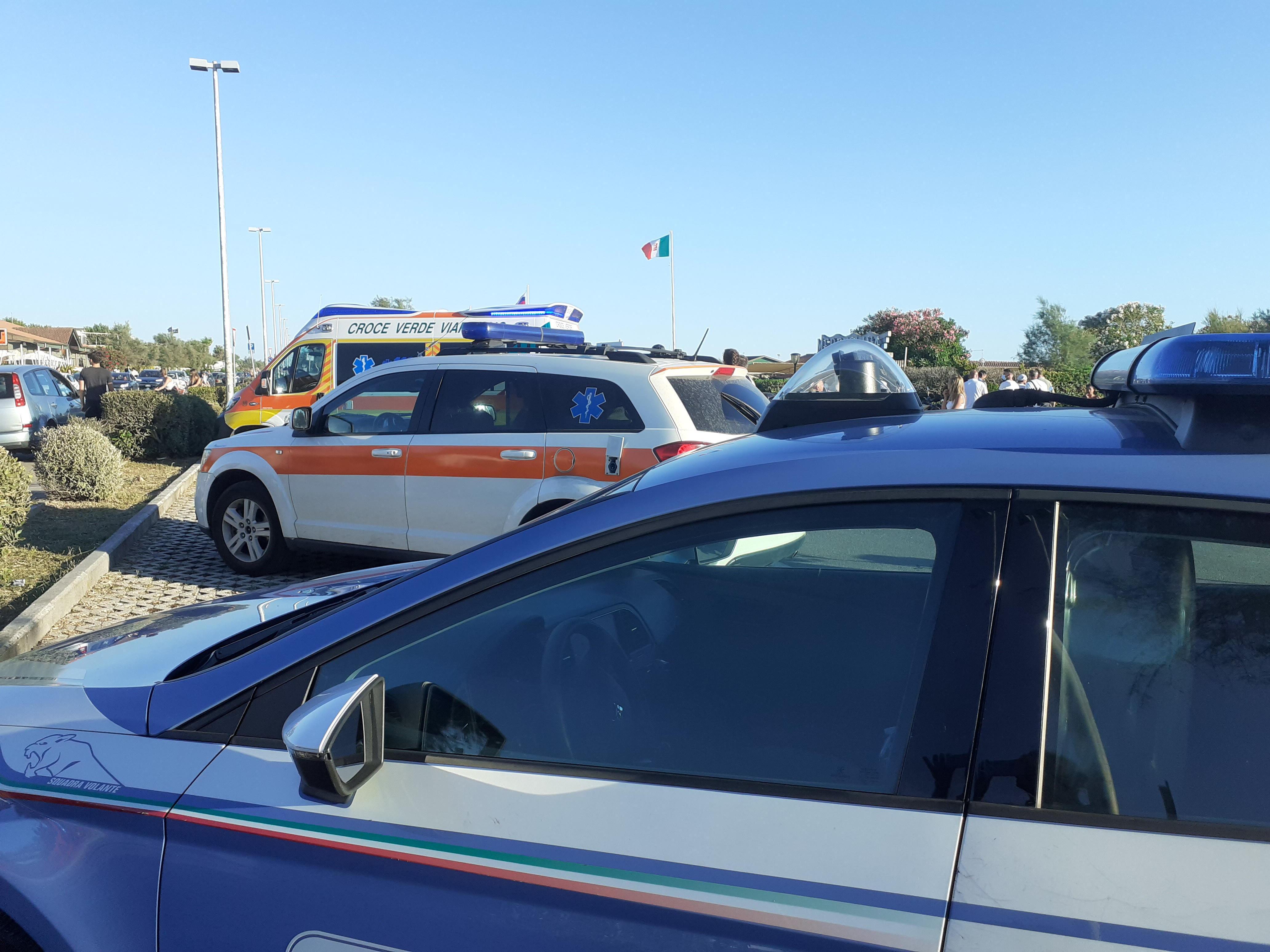 Calci e pugni in strada fra ragazzi e adulti, uno è stato ferito in faccia 