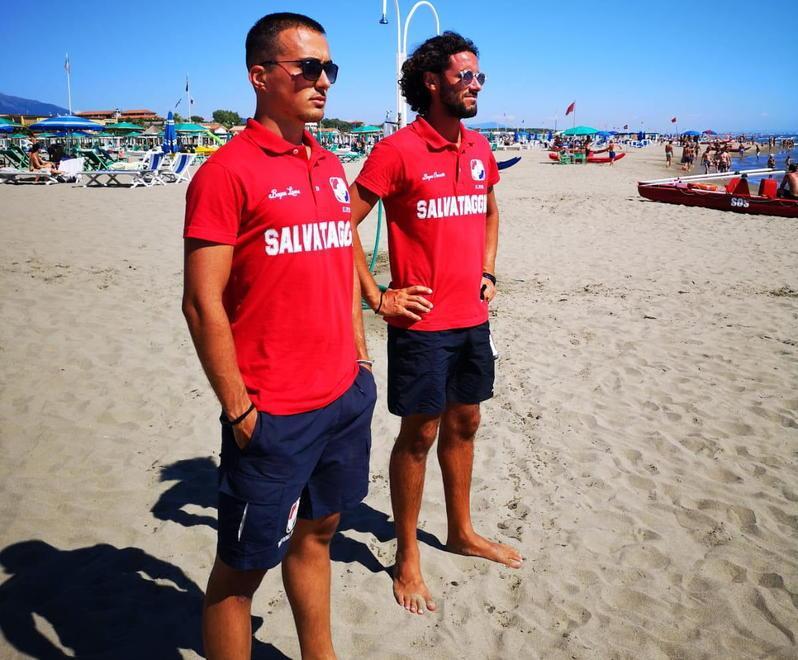 Forte dei Marmi, a 18 anni disperso in mare. Le grida d'aiuto e le ricerche: parlano i due bagnini intervenuti per primi 