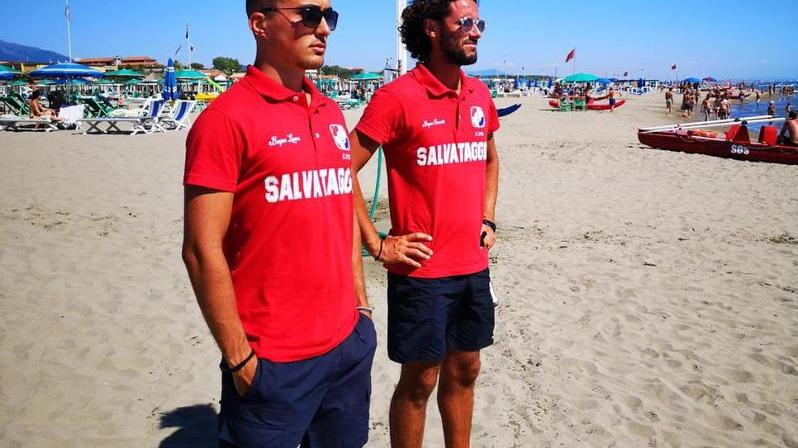 Forte dei Marmi, a 18 anni disperso in mare. Le grida d'aiuto e le ricerche: parlano i due bagnini intervenuti per primi