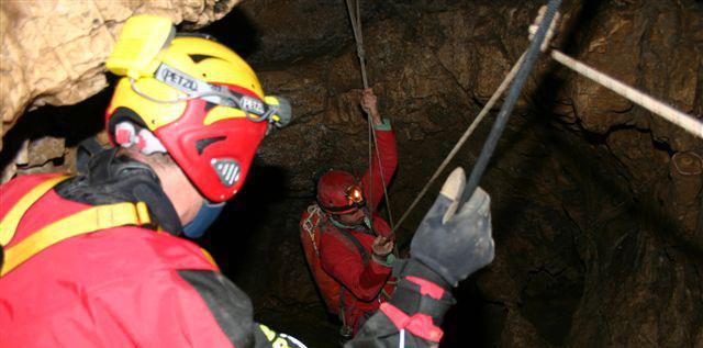 Cade nel fiume Caprio e si frattura una gamba Salvato dai pompieri