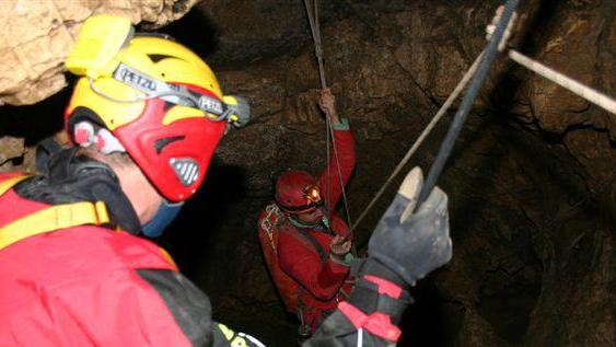 Cade nel fiume Caprio e si frattura una gamba Salvato dai pompieri