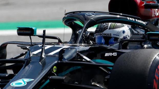 Bottas beffa Hamilton e va in pole position Ferrari in forte ritardo