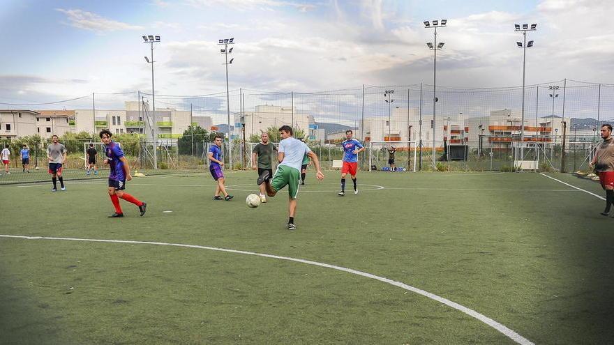 «Ci manca il decimo. E il pallone?». Tutti in campo tra chat e docce sanificate: così è tornato il calcetto