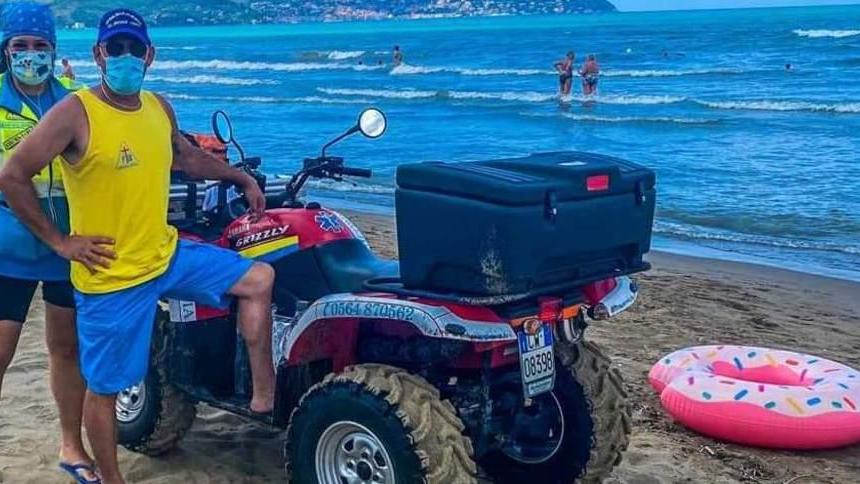 Malore in spiaggia Turista di 87 anni soccorso col quad
