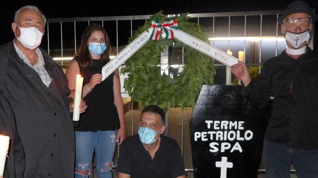 Petriolo, gli “Amici” inscenano il funerale dello stabilimento