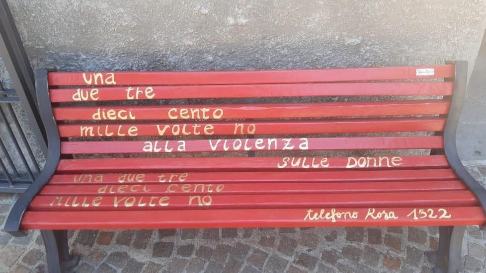 Inaugurata la panchina rossa