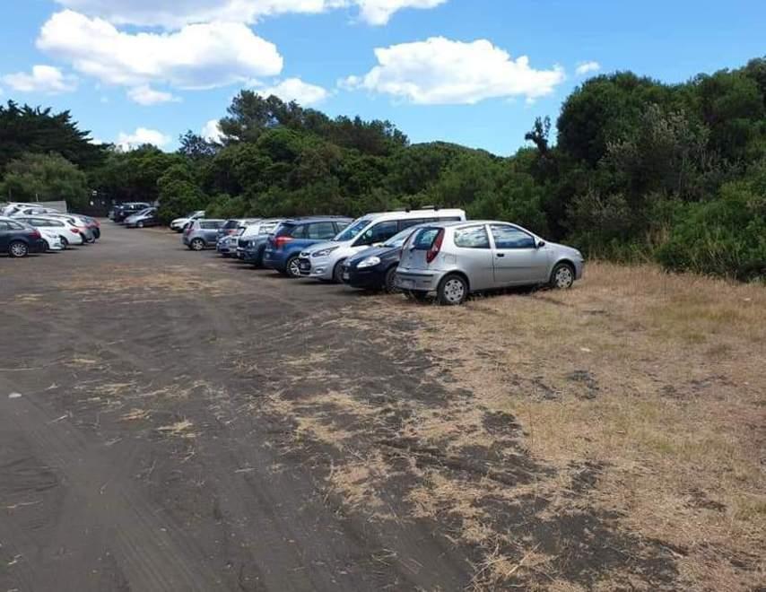 Strada dei Cavalleggeri chiusa «Un ostacolo per i bagnanti» 
