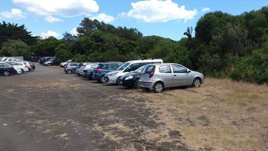 Strada dei Cavalleggeri chiusa «Un ostacolo per i bagnanti»