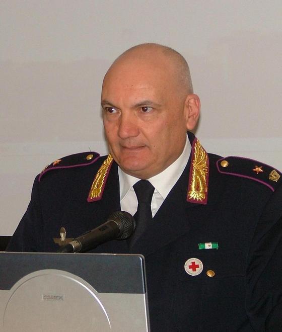 «Meglio assumere agenti invece degli steward»