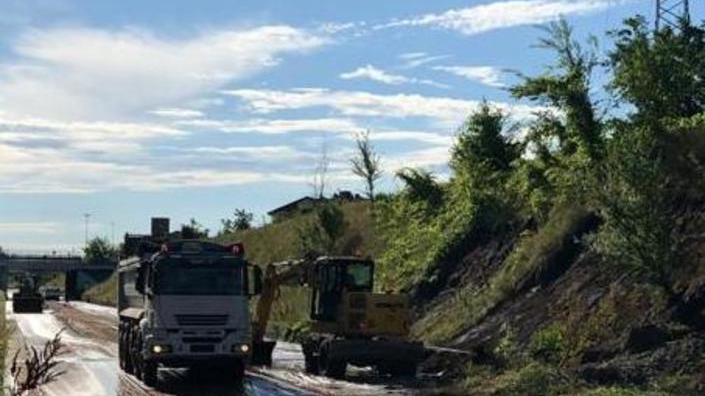 Pedemontana chiusa per ore: detriti e fango sulla strada