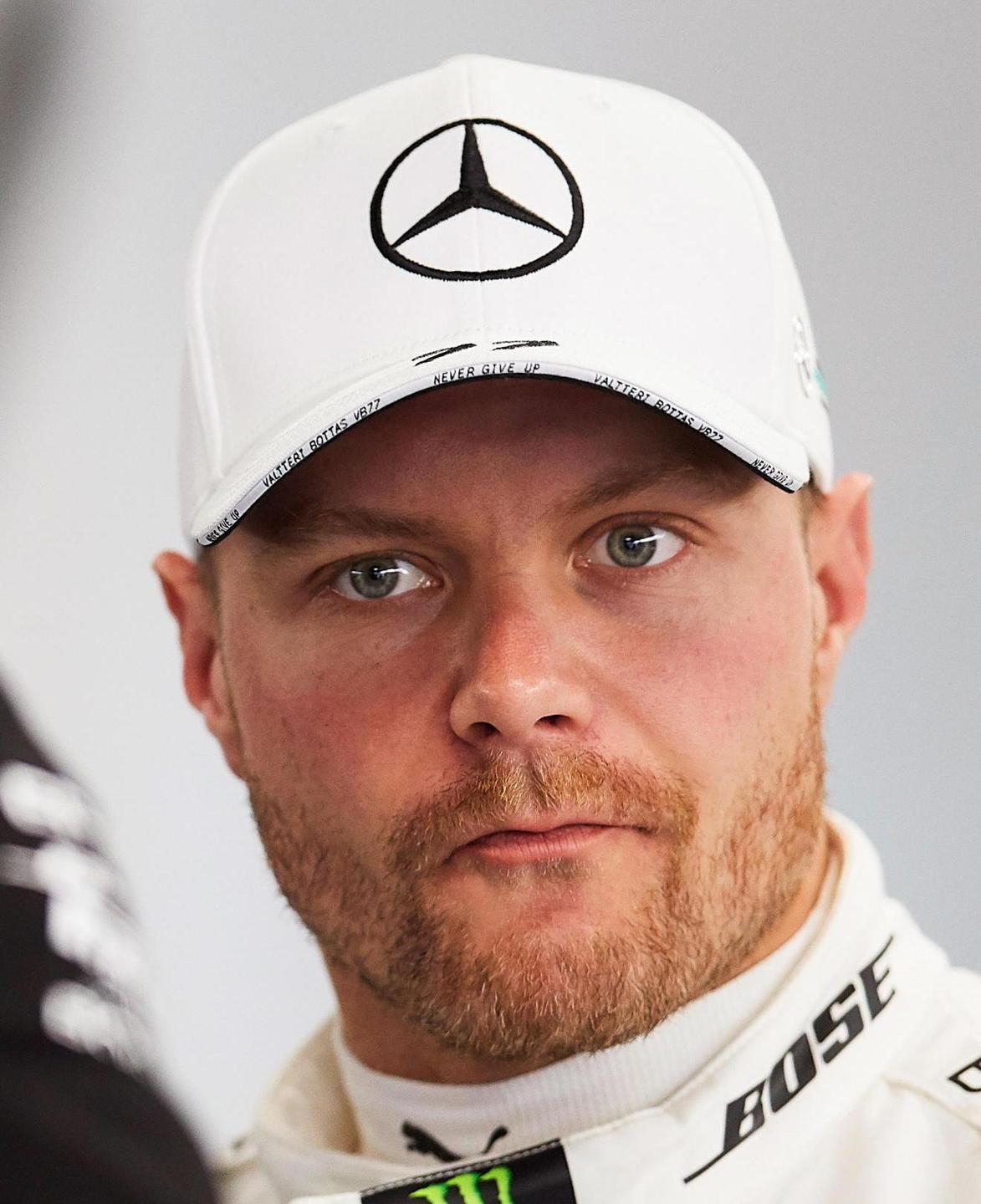 Ferrari col fiatone, la prima fila è tutta della Mercedes