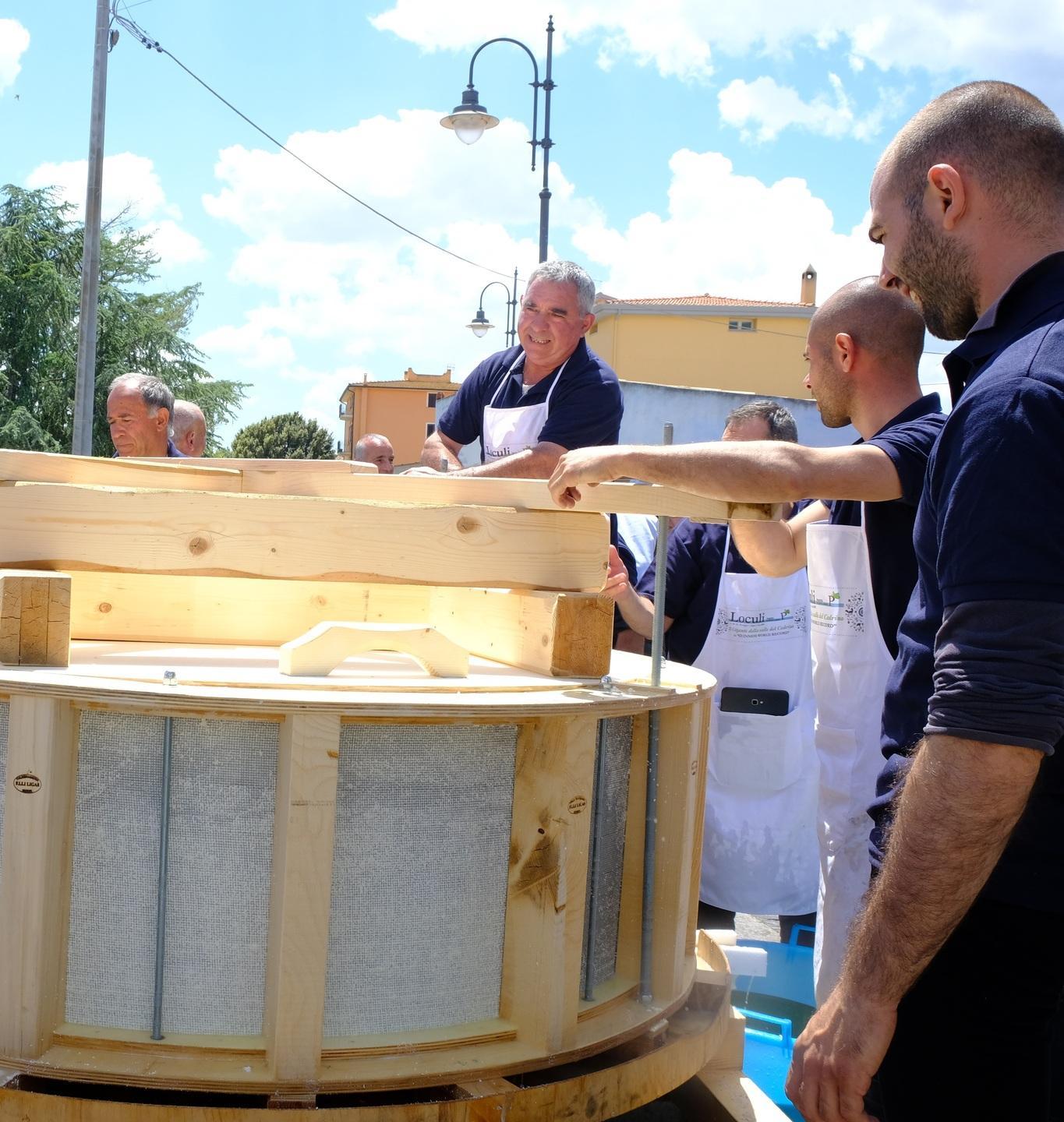 Per realizzarlo trentatré “lapiolos” di rame e una fuscella con 4.500 litri di latte