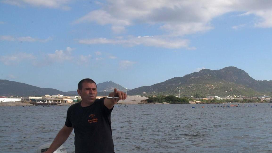 Nave cargo finisce in secca I cozzari: «Danni ingenti»