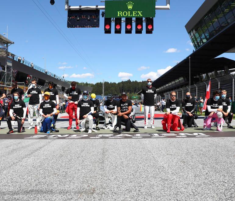 I piloti inginocchiati prima della partenza